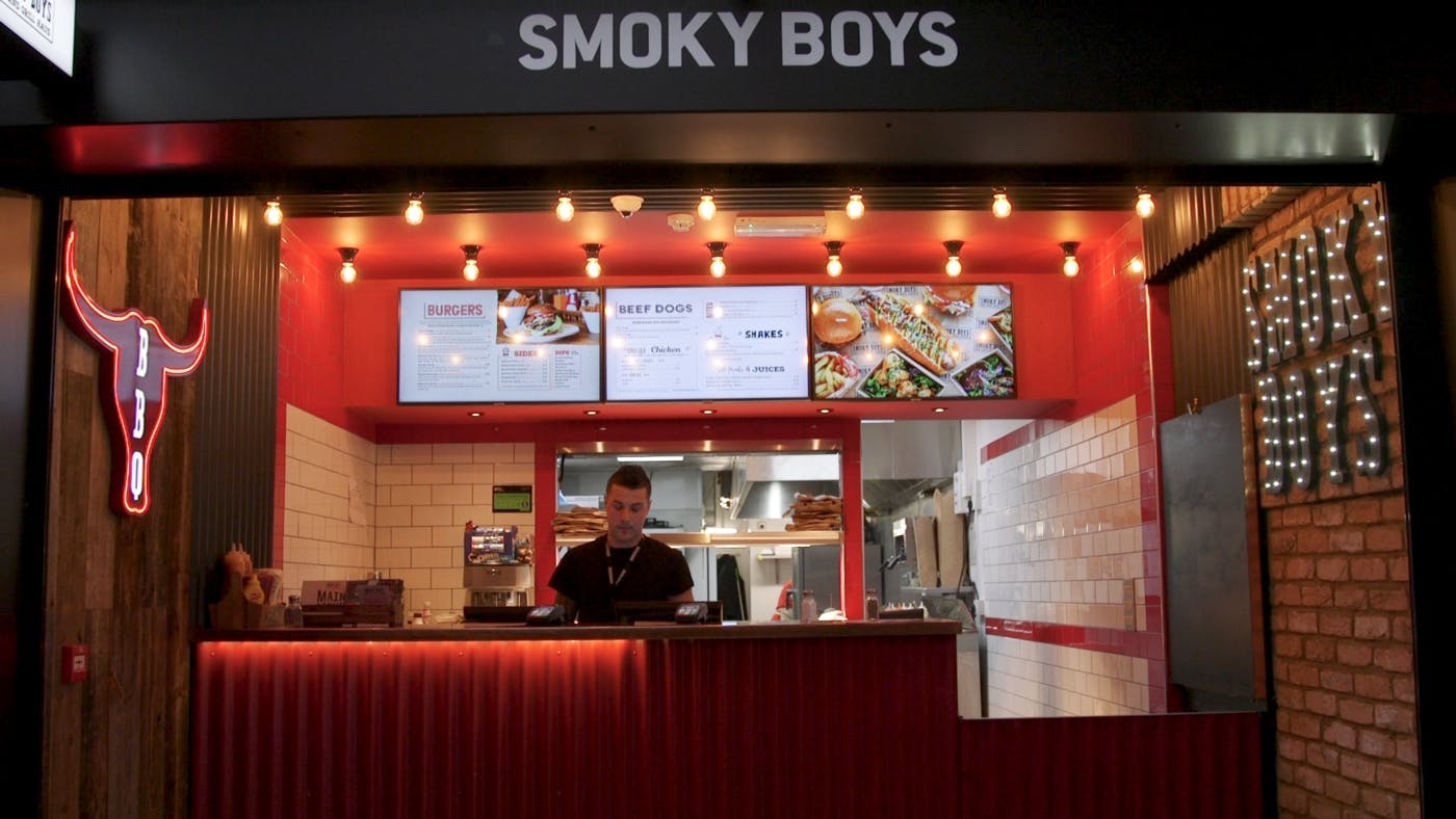 ScreenCloud Article - Smoky Boys Attract More Customers to Their Pop-Up Through Enticing Digital Menu Boards