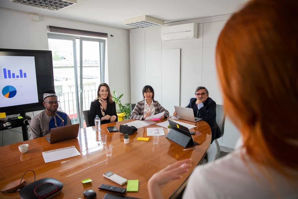 ScreenCloud Article - 20 Essential Internal Communication Tips for 2026